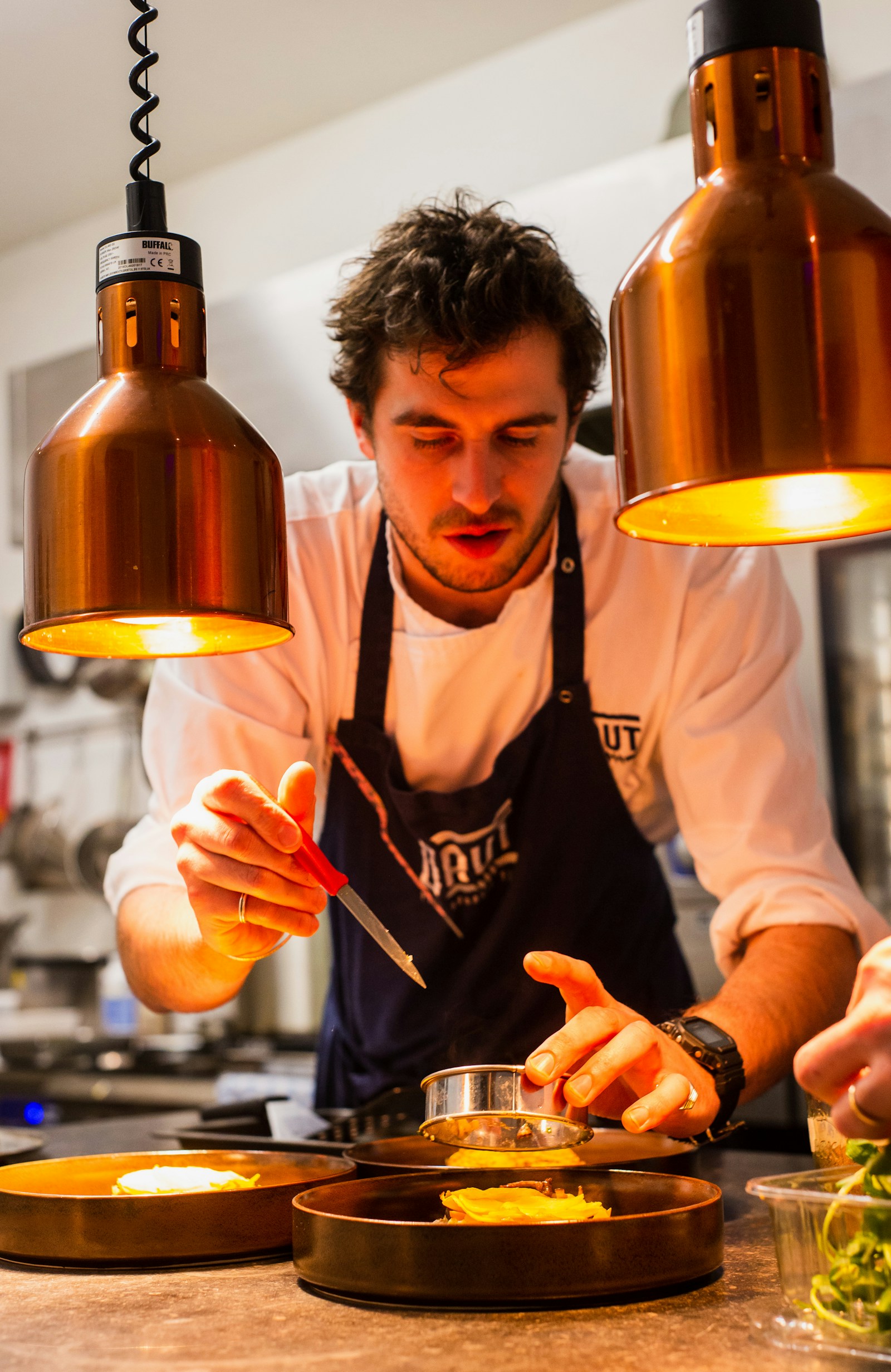 Kok aan het werk in een professionele restaurantkeuken